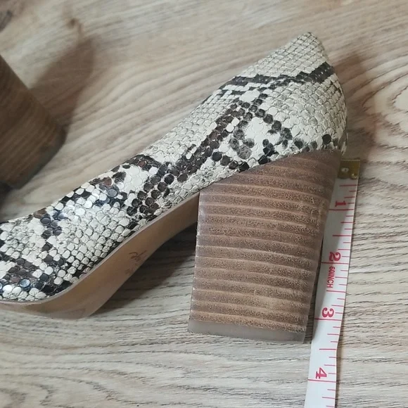 Crown Vintage Snake Skin Closed Toe Heels - Picture 8 of 9